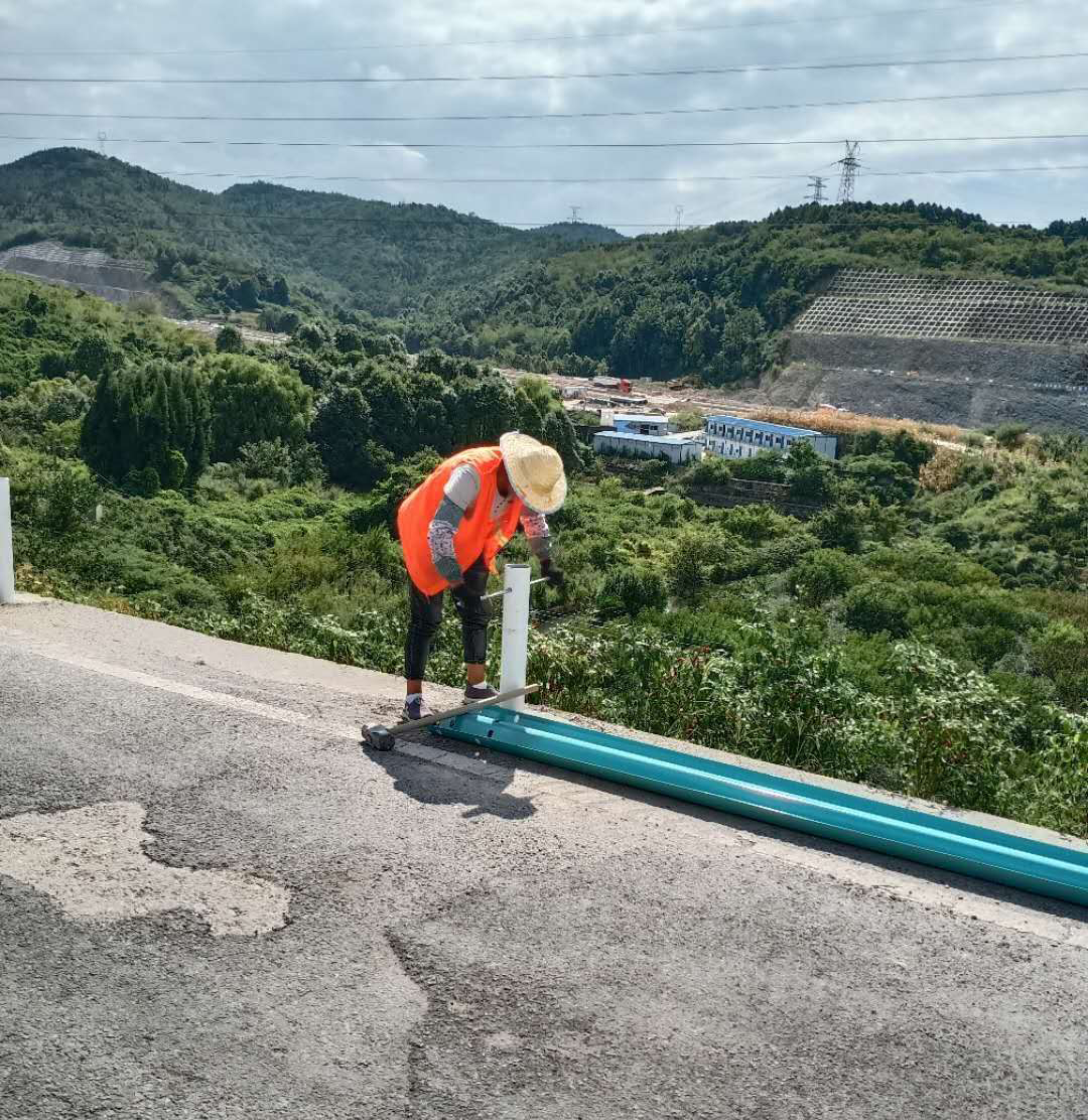 波形護(hù)欄安裝施工中 